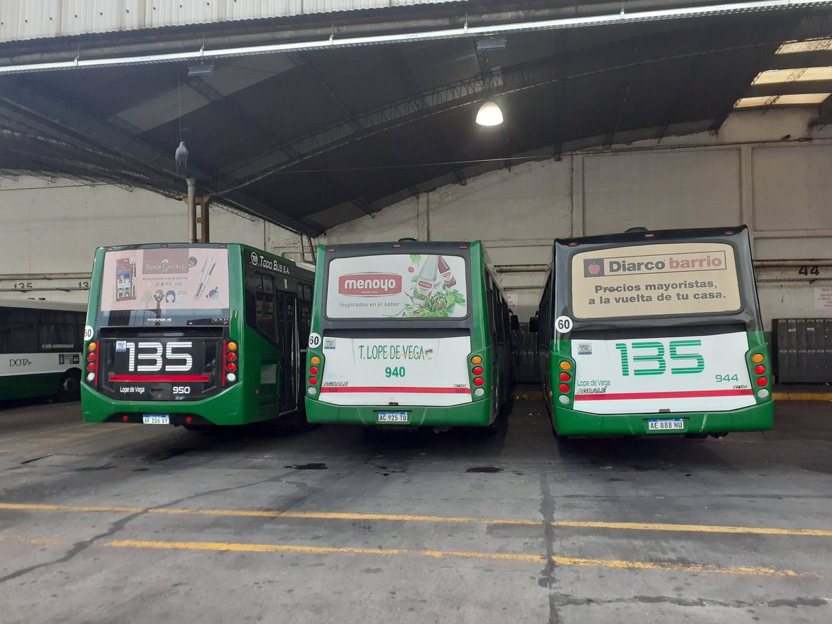 CiudadDeBondis's tweet photo. #SabadoDeAportes
DISTINTOS, PERO IGUALES
En una foto podemos ver como el grupo #DOTA fue mutando su librea en el último tiempo y lo fue adaptando también según el modelo. En este caso, tres coches de la #Linea135 https://t.co/ndssV27Lrr