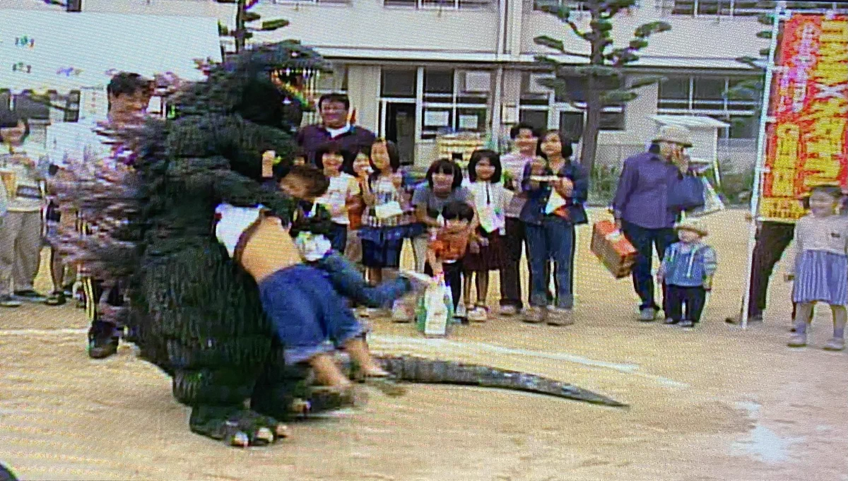 爆笑‼子供に優しく大人には容赦しないゴジラ現る⁉