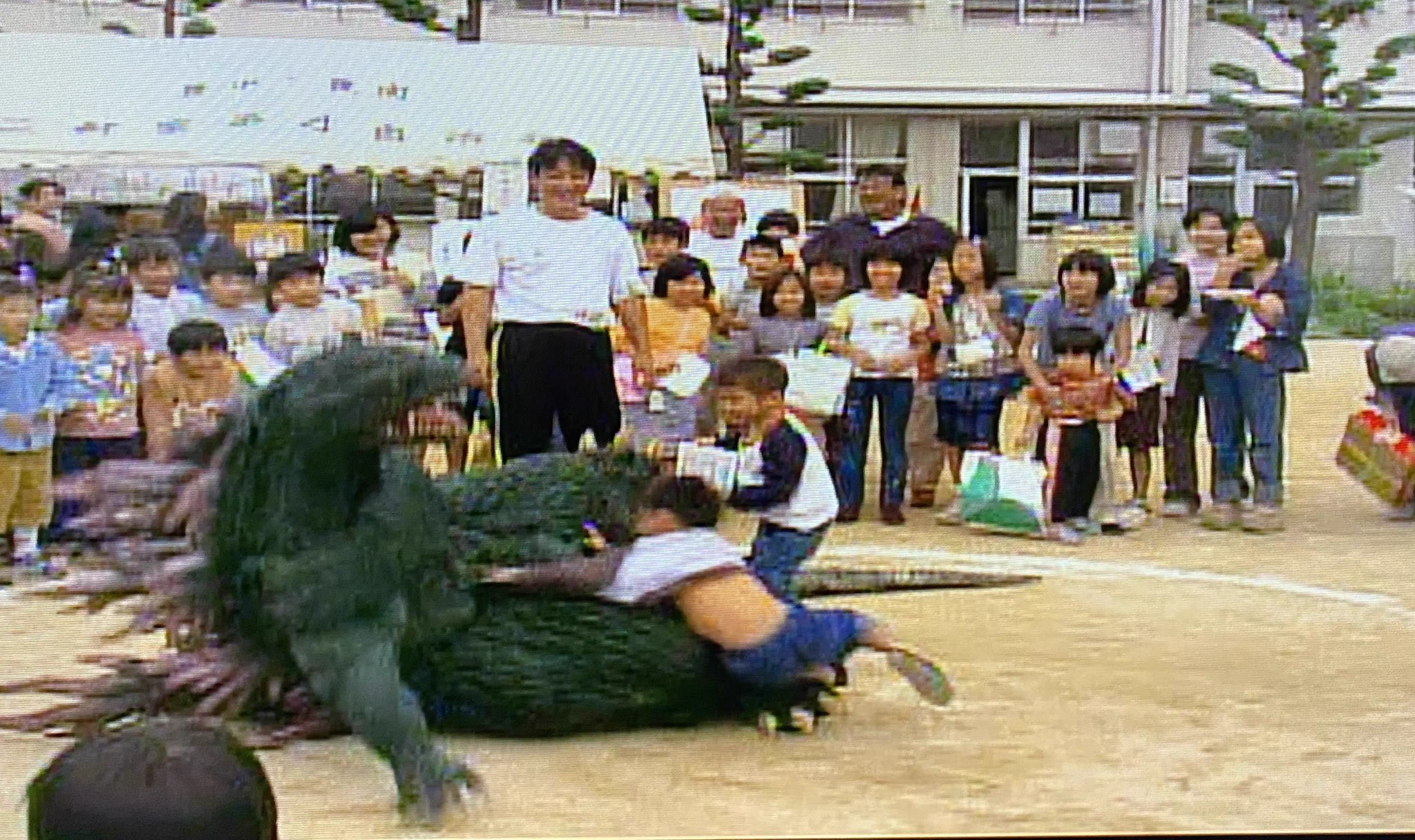 爆笑‼子供に優しく大人には容赦しないゴジラ現る⁉