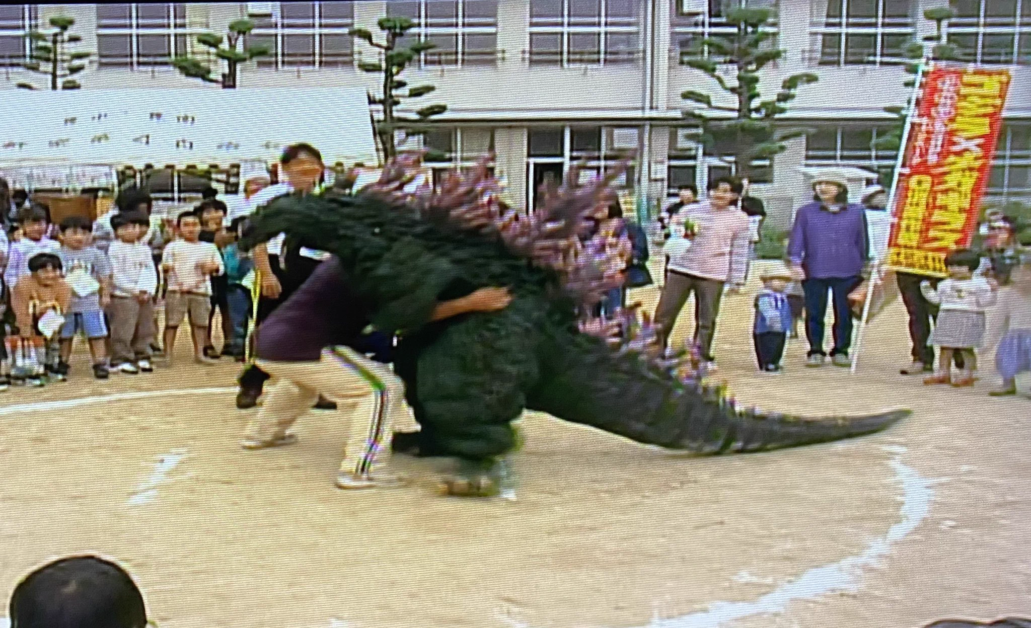 爆笑‼子供に優しく大人には容赦しないゴジラ現る⁉