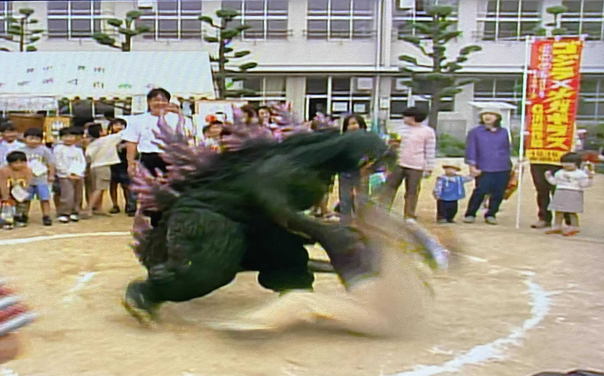 爆笑‼子供に優しく大人には容赦しないゴジラ現る⁉