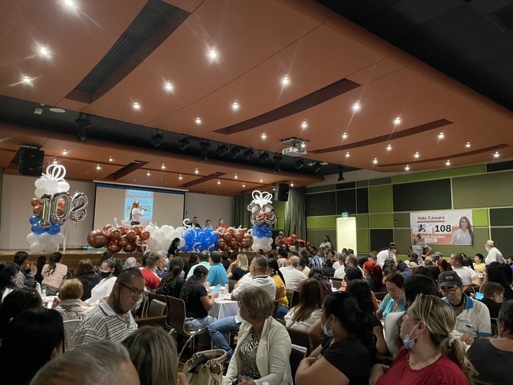 Yuliethandreas4's tweet photo. Terminó mi campaña FELIZ, en el mismo recinto donde hicimos nuestro primer encuentro de un sueño llamado #UnVotoDeConfianza.
Gracias y mil gracias a todos por su apoyo, compromiso y cariño . ¡Juntos lo vamos a lograr! 💪🏼 #CD108 https://t.co/sMWsw9zCf5
