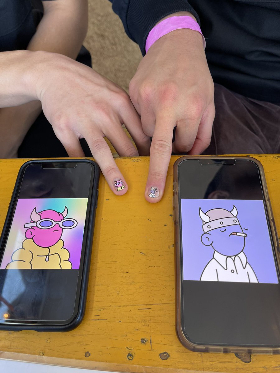 orangutanandrew's tweet photo. Me &amp; @eelnitsuj got our nails painted 💅 https://t.co/Vz4XGib8ad