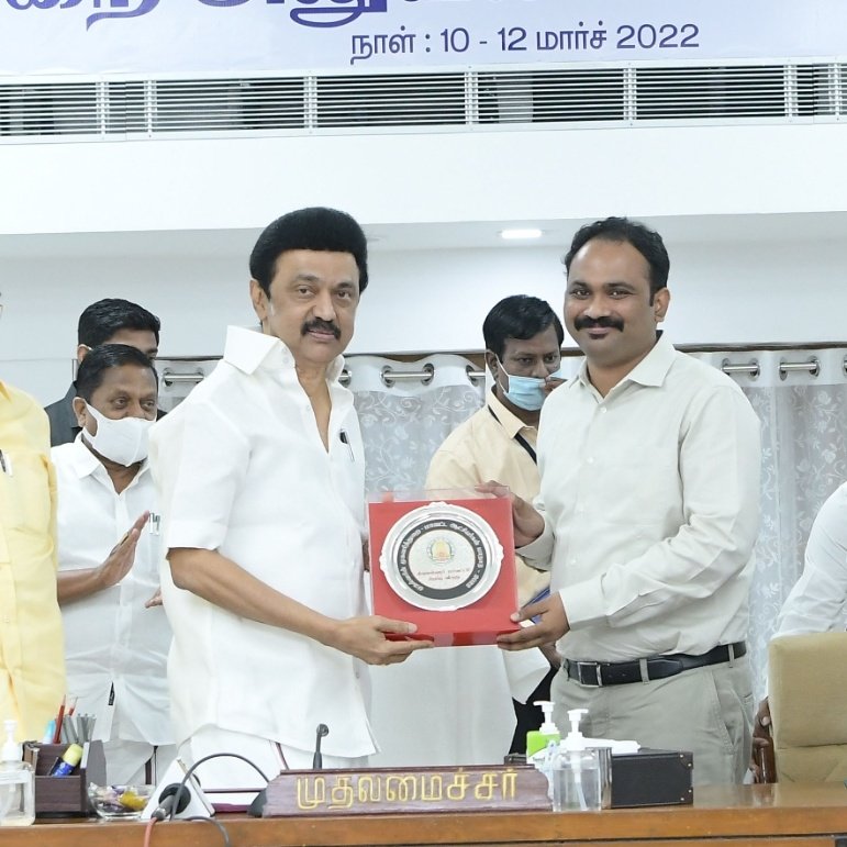 TiruvallurCollr's tweet photo. #NewProfilePic #ProudMoment
#Tiruvallur https://t.co/kVJgptDA2a