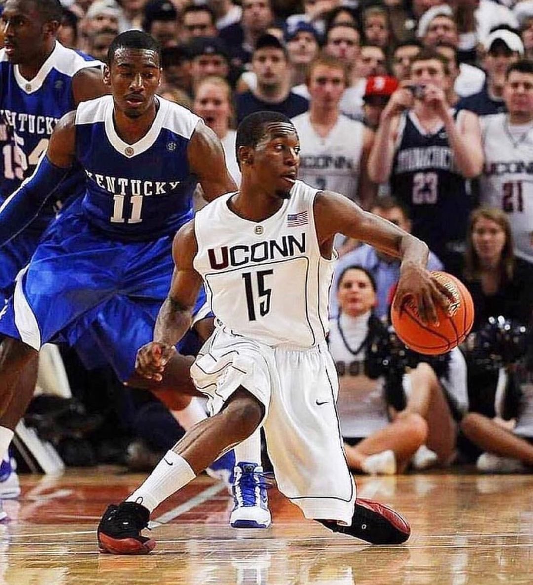 nicekicks's tweet photo. Found this photo of Kemba Walker in 2009 hitting a spin move so hard his Flu Games deformed 😭🔥 https://t.co/s6WdjRj0oo