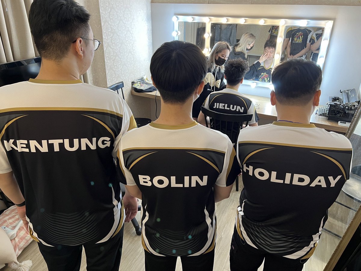 今天的ALGS 記得來看哦！
就在中午 12:00 
進去當兵前最後的一場大賽