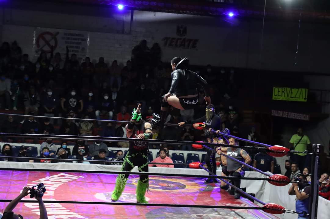 LaTijeraLucha's tweet photo. #Impulso, #Belial, #Astrolux y #GuerreroMixtecoJr se imponen en una lucha cuatro vs cuatro ante #HijoDelBandido, #DementXtreme, #Freelance y #Venganza en la segunda batalla en el #AnIVersario de #ProduccionesAVE en la #ArenaLopezMateos ...
#latijeraluchalibre https://t.co/TEJVrQSMqe