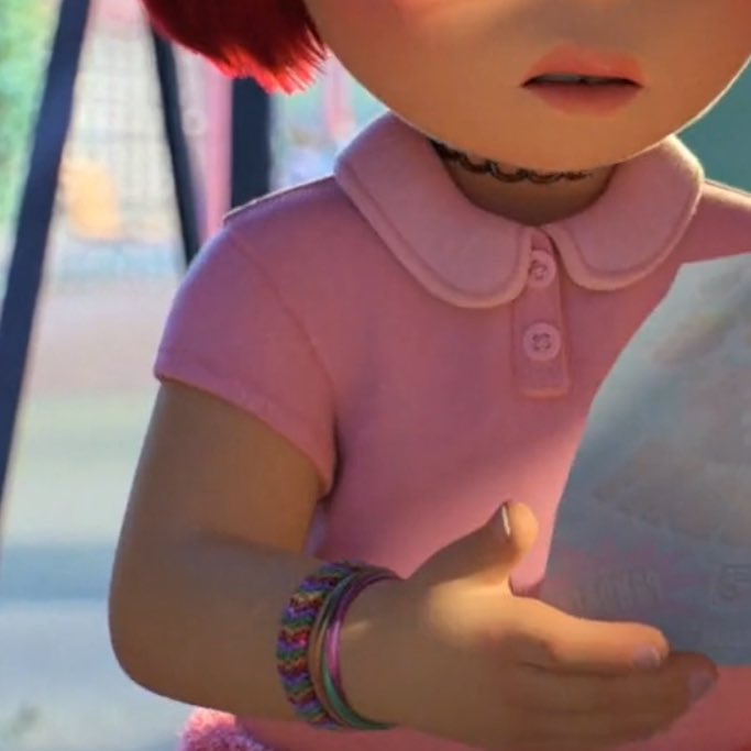 rqinestormsOLD's tweet photo. turning red spoilers //

GUYS THE GIRLS IKN THE MOVIE ALL HAVE THESE FRIENDSHIP BRACELETS AND BY THE END OF IT THEY MADE ONE FOR TYLER AS WELL IM CRYING https://t.co/WcNMja3C5K