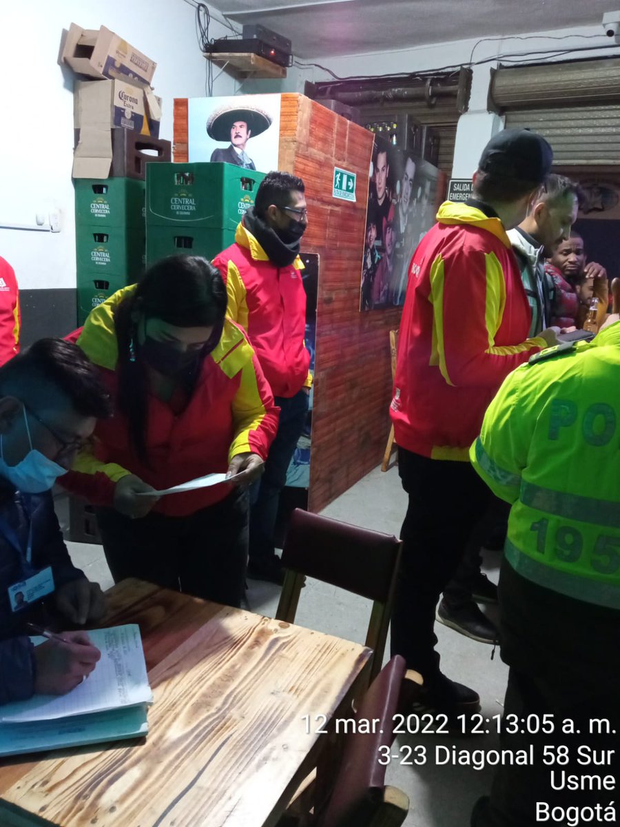 UsmeAlcaldia's tweet photo. #NuestraLabor Alcaldía Local de Usme, en compañía de @PoliciaColombia, y gestores de Seguridad y Convivencia, se adelanta operativo de IVC establecimientos con actividad económica de venta y consumo de bebidas alcohólicas, hay cierre voluntario en 2 de los establecimientos. https://t.co/MmzimyouI5