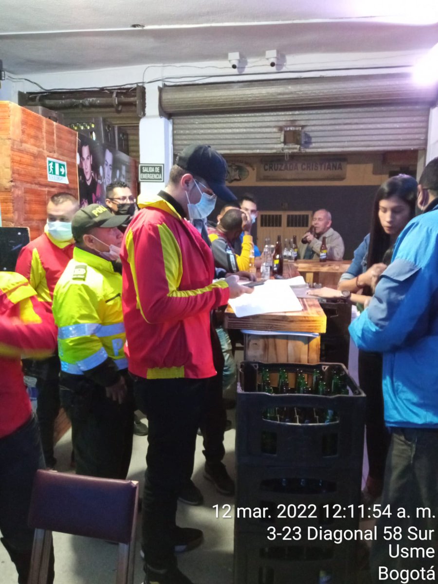 UsmeAlcaldia's tweet photo. #NuestraLabor Alcaldía Local de Usme, en compañía de @PoliciaColombia, y gestores de Seguridad y Convivencia, se adelanta operativo de IVC establecimientos con actividad económica de venta y consumo de bebidas alcohólicas, hay cierre voluntario en 2 de los establecimientos. https://t.co/MmzimyouI5