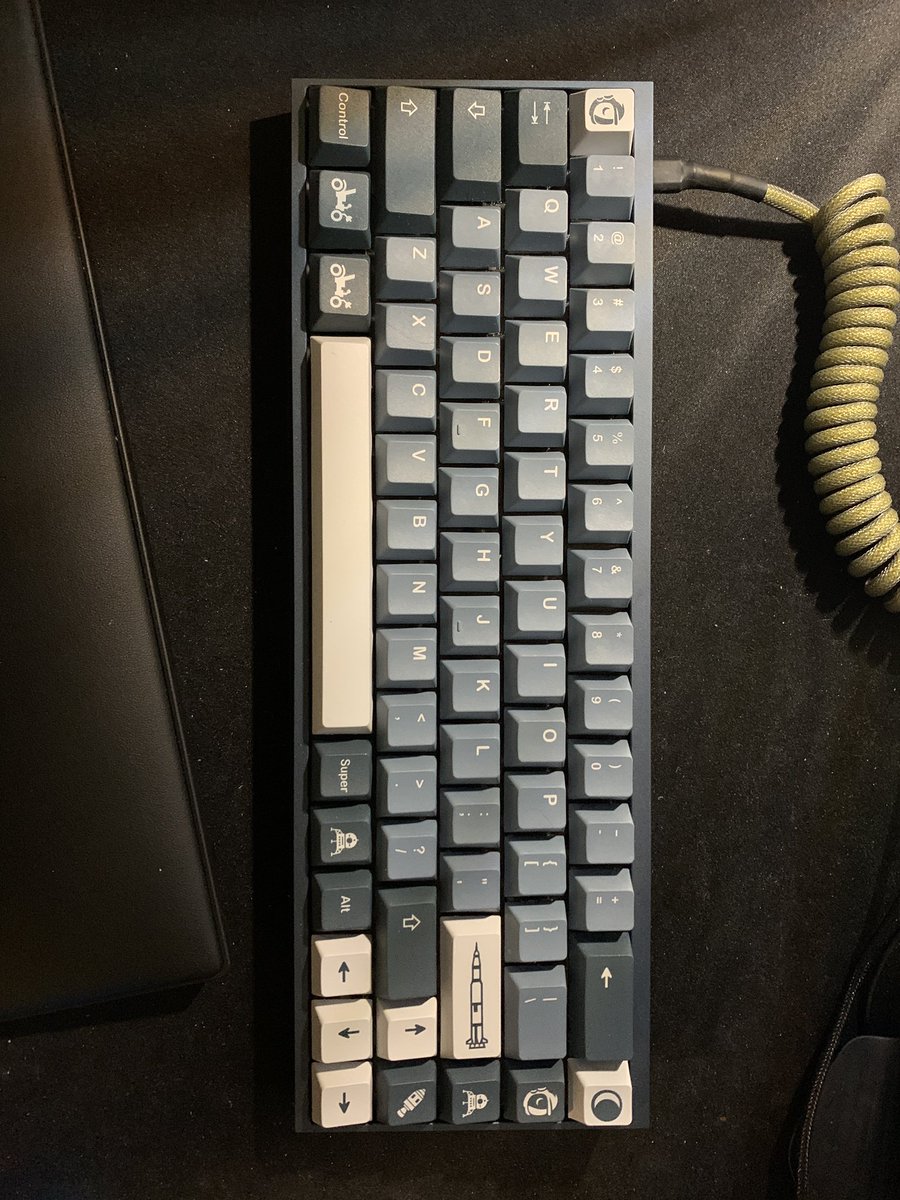 aapaetsch's tweet photo. @LinusTech @MKeyboards Tofu 65 with gmk Apollo keycaps https://t.co/ickzyv2W48