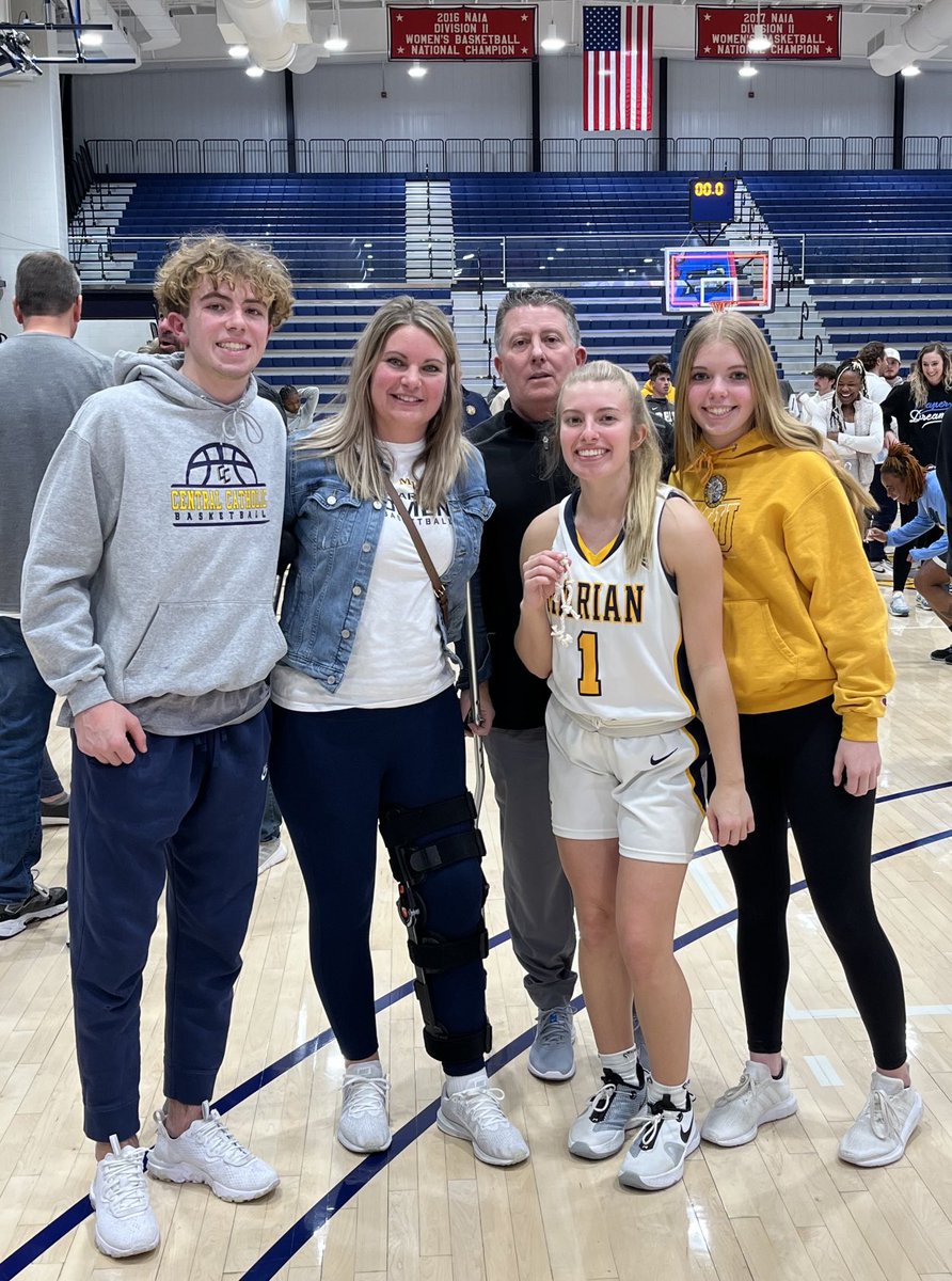 WehnerJoan's tweet photo. Beyond proud of you ⁦⁦@WehnerJayla⁩ 🏀 Love the way you always compete💛💙 #sweet16 #winningmatters ⁦@MarianUnivWBB⁩ https://t.co/Npm2LkQdOS