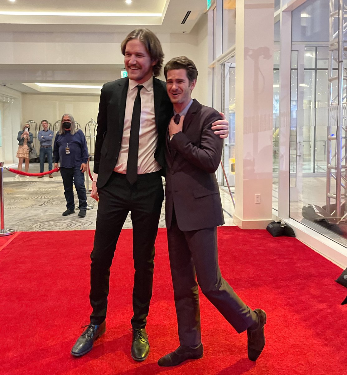 RealJohnJohnKJR's tweet photo. Nominee Bo Burnham and Andrew Garfield at the DGA Awards #dgaawards https://t.co/RmGDi7zNaC