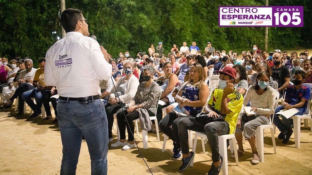 DannyRamirezro's tweet photo. Piedecuesta, qué alegría contar con ustedes siempre y más en un momento tan importante para nuestra historia. 

Vamos mañana con mucho entusiasmo y en paz a ejercer nuestro derecho al voto y apostarle a este proyecto de esperanza para nuestra región. 

#CentroEsperanza105 https://t.co/hO0stn7eT1