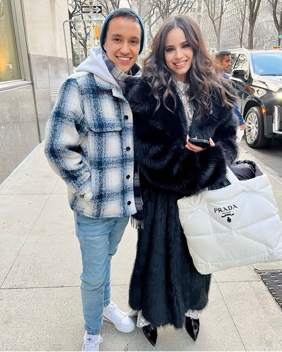 sofiacnewss's tweet image. 📸 | New Pics of Sofia Carson with some fans in New York City! ♥️