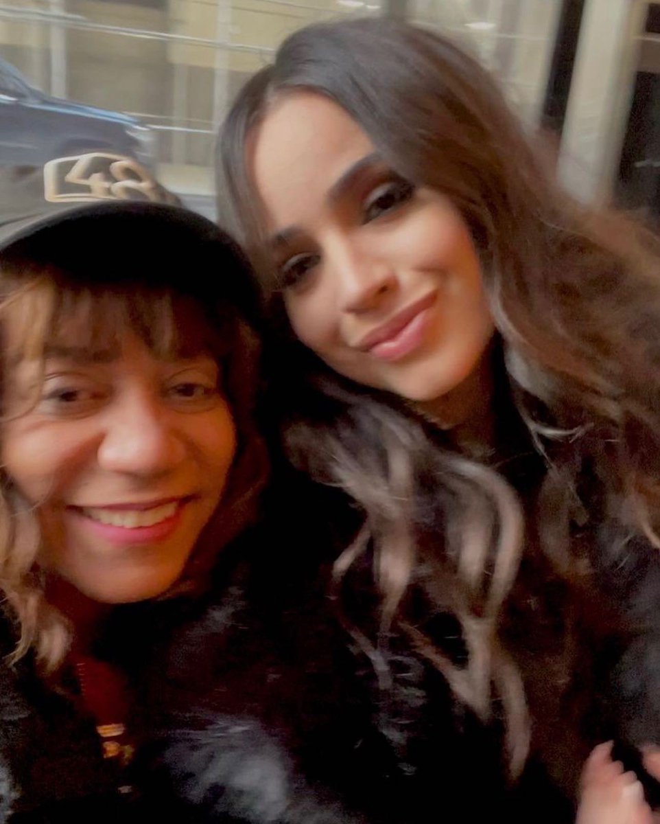 sofiacnewss's tweet image. 📸 | New Pics of Sofia Carson with some fans in New York City! ♥️