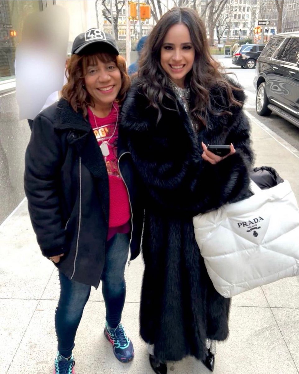 sofiacnewss's tweet image. 📸 | New Pics of Sofia Carson with some fans in New York City! ♥️