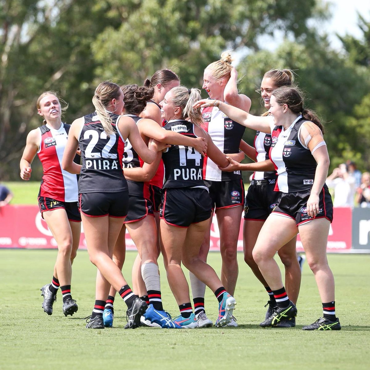 First goal feels for Hannah Priest 😁

#AFLWSaintsCrows