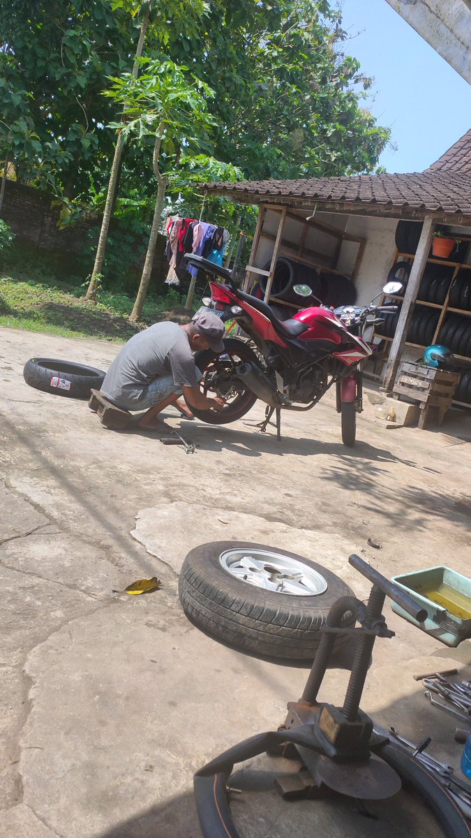 SyukronRifai's tweet photo. Ganti maxxis 535.. 130322 https://t.co/yv7er6sVhf