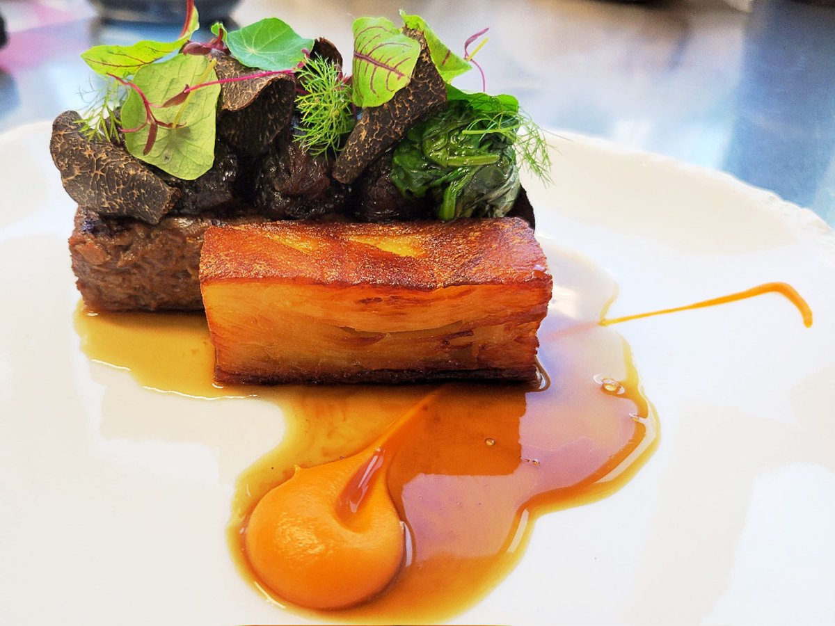 chefjamesoakley's tweet photo. Lamb shank, onion teriyaki, carrot, truffle 
#chef #cheflife #food #finedining #foodie #cook #cooking #recipe #recipes #RecipeOfTheDay #yummy https://t.co/VantrBOUvA