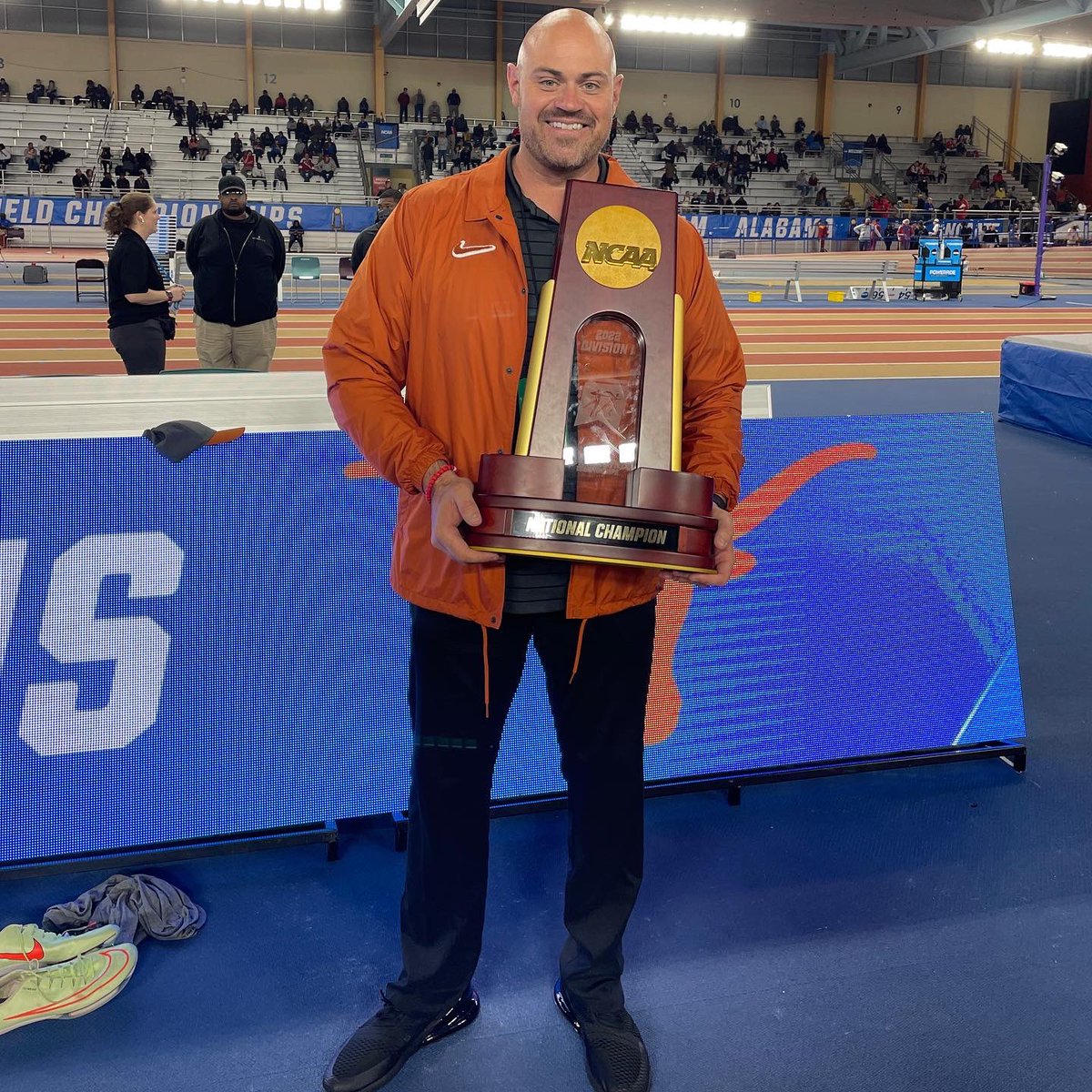 CoachSion's tweet photo. 2022 NATIONAL CHAMPIONS 🏆🤘🏼

I am so PROUD to be part of this team, make @TexasTFXC history, qualify two male throwers in the shot put (@Tripp_Piperi🥈), and contribute to my first TEAM title. What an incredible way to end a memorable indoor season!
•
#ThrowsBySion
#FloKnows https://t.co/fxSrvrny6F
