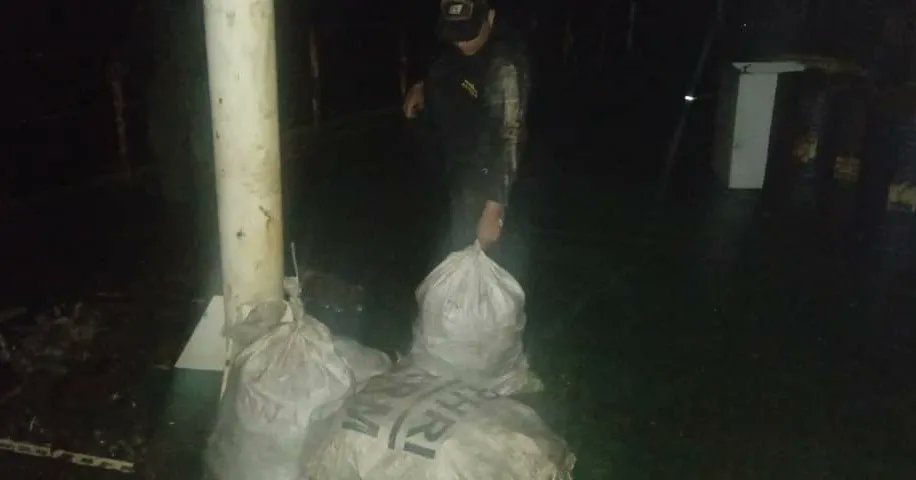 AB_Guardacostas's tweet photo. A bordo de medios Navales empleados por la Estación @AB_EPGPF se efectuó abordaje e inspección al Buque Tanque "PROTEO" (el cual se encuentra en condición especial de desincorporación), donde se detectaron 700 kilogramos de material estratégico. https://t.co/wRaWSUQbhl