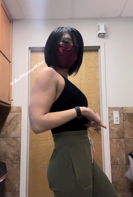 Big shoulders are in, I don't make the rules https://t.co/mUvmyIS6Im