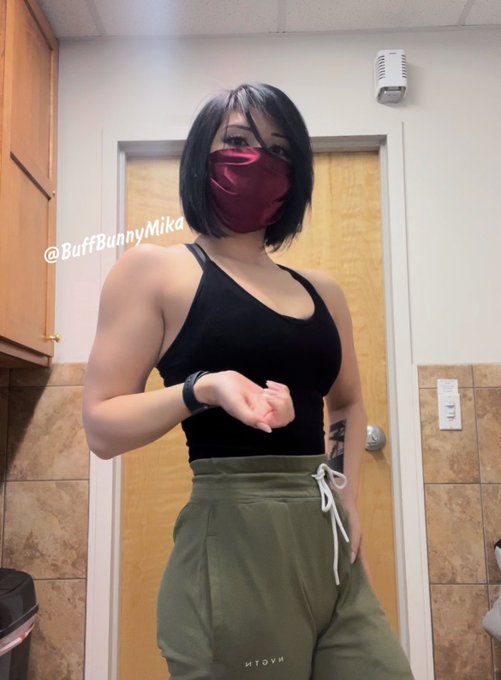 Big shoulders are in, I don't make the rules https://t.co/mUvmyIS6Im