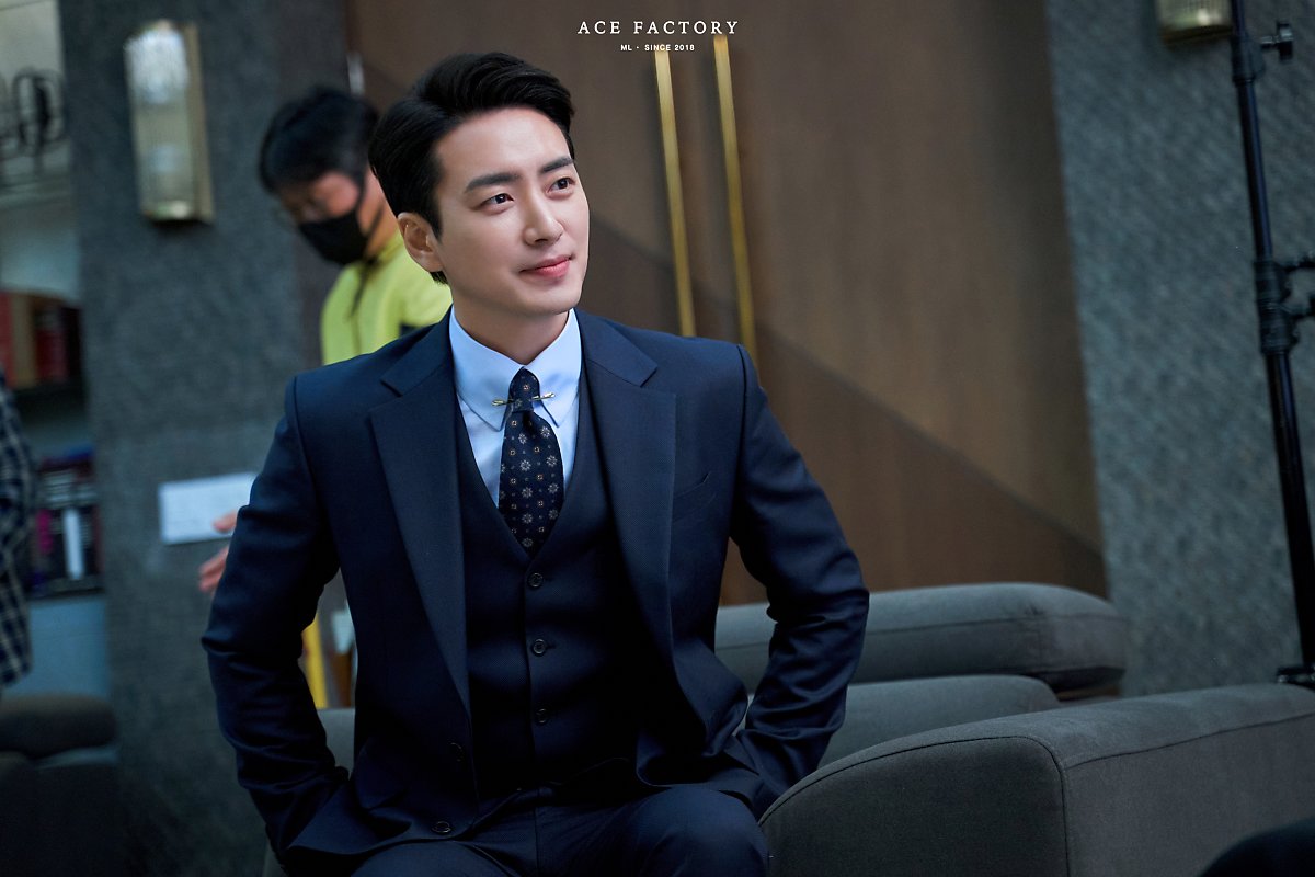 strangertvn's tweet photo. It’s Lee Joonhyuk’s day! Seo Dongjae wouldn’t be complete without Joonhyuk’s thousands expressions that made up for a colourful character that we hate to love! To the stellar actor that gave us such a memorable portrayal of a character, happy birthday!
#HappyJoonhyukDay https://t.co/7uennkn64L