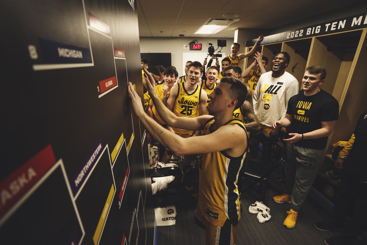 𝗚𝗼𝗶𝗻𝗴 𝘁𝗼 𝘁𝗵𝗲 '𝘀𝗵𝗶𝗽!

See you tomorrow, #Hawkeyes!