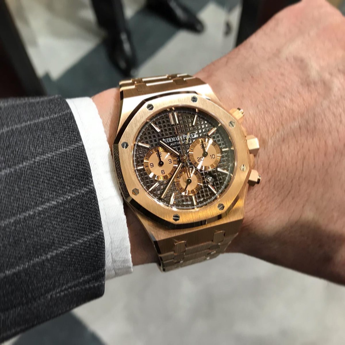 BASELHOUSEKI's tweet photo. AUDEMARS PIGUET brand new 新着✨
新品 オーデマピゲ ロイヤルオーク クロノグラフ ブラウンダイヤル
26331OR.OO.1220OR.02
心斎橋店で販売中です☺️✨
ホームページでも公開中😘見てくださいね♪
https://t.co/qDRc905dGS
#オーデマピゲ #ロイヤルオーク #audemarspiguet #ブラウン #26331or https://t.co/8HWbgIQwPV