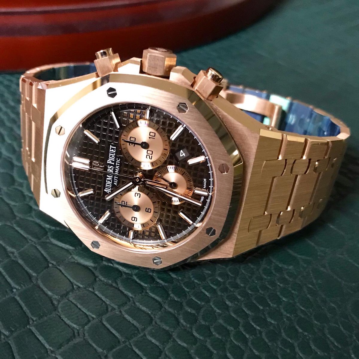BASELHOUSEKI's tweet photo. AUDEMARS PIGUET brand new 新着✨
新品 オーデマピゲ ロイヤルオーク クロノグラフ ブラウンダイヤル
26331OR.OO.1220OR.02
心斎橋店で販売中です☺️✨
ホームページでも公開中😘見てくださいね♪
https://t.co/qDRc905dGS
#オーデマピゲ #ロイヤルオーク #audemarspiguet #ブラウン #26331or https://t.co/8HWbgIQwPV