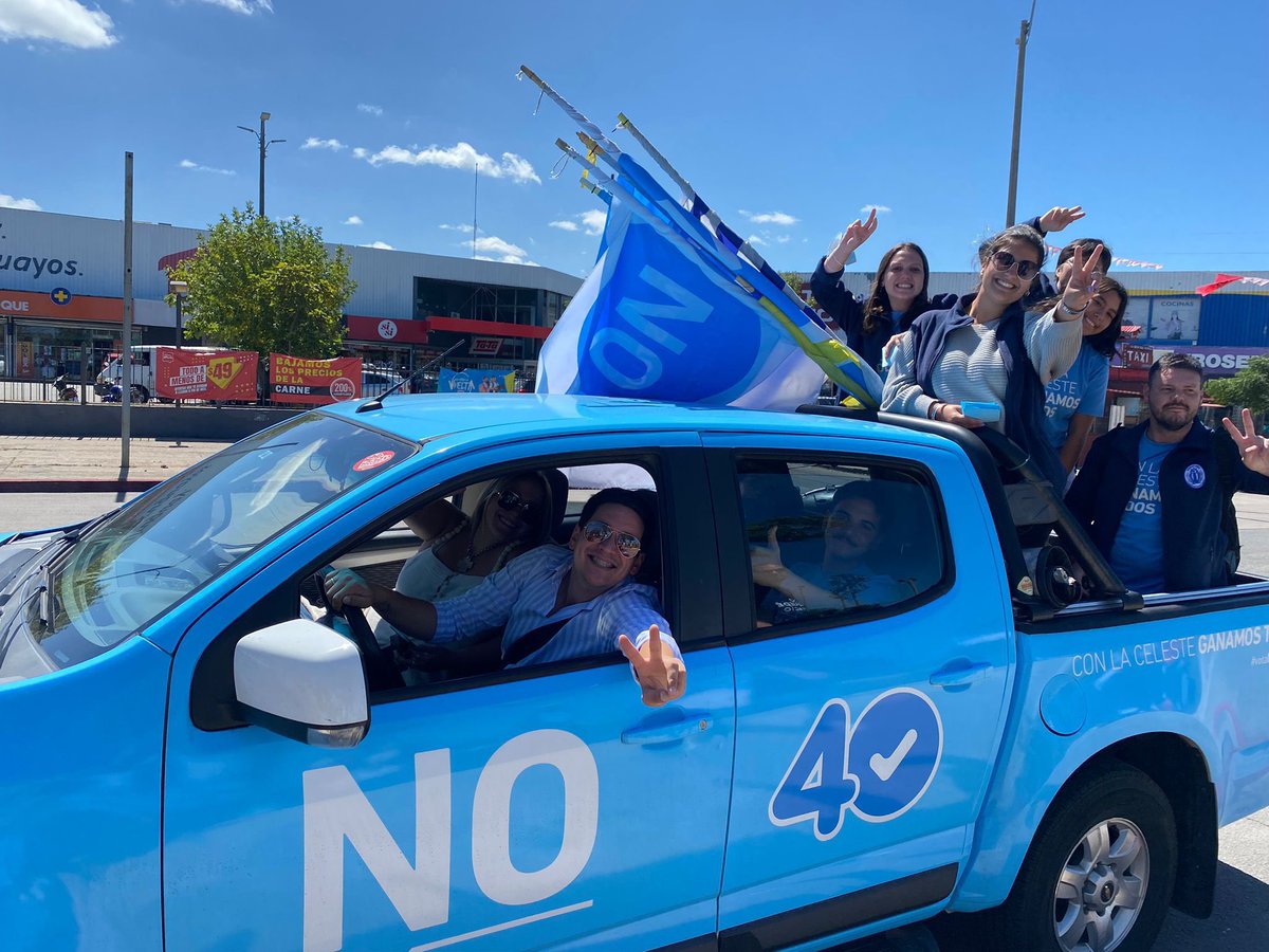 out_uy's tweet photo. Hay que tener guita para tener una 4x4 ploteada!! Ahí ya quedan claras las diferencias, que lejos estamos, por suerte. https://t.co/jQKHBaGZYe