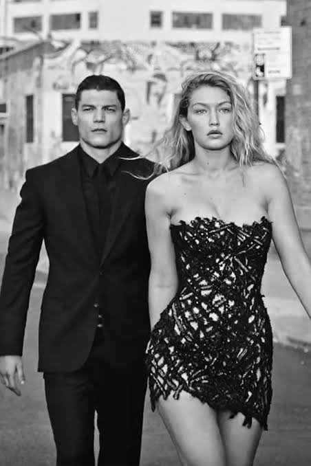 thetrend___'s tweet photo. Versace Dylan Blue, una de las fragancias más destacadas de los últimos años, gracias a su campaña encabezada por Gigi Hadid junto a Trevor Signorino #Versace #FraganciasEsenciales #GigiHadid #DylanBlue https://t.co/0KoguG0hHV