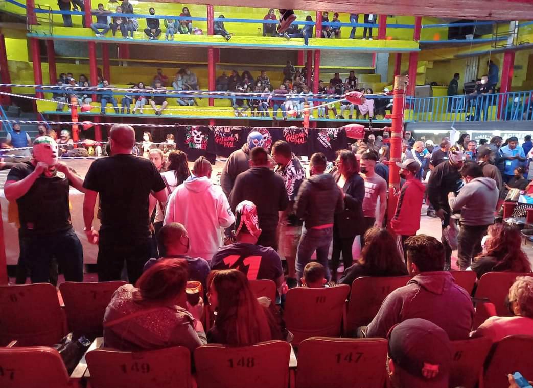 LaTijeraLucha's tweet image. A minutos de arrancar la función de #LuchaLibreCM festejando los 63 años de historia de la #ArenaSanJuanPantitlan, en un marco de fiesta y alegría en convivencia entre luchadores y afición...
#latijeraluchalibre
