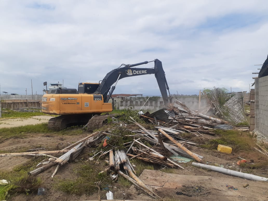 gobersantaelena's tweet photo. Intendente General de Policía de la provincia de Santa Elena, efectúo desalojo en la comuna Palmar, parroquia Colonche. En cumplimiento de la orden emitida por la Secretaría de Acuacultura del #MPCEIP, observando el debido proceso.
#MinisterioDeGobierno https://t.co/NKjjdimCtg