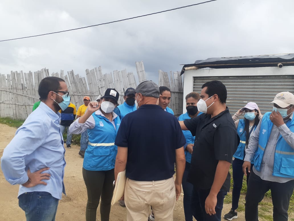 gobersantaelena's tweet photo. Intendente General de Policía de la provincia de Santa Elena, efectúo desalojo en la comuna Palmar, parroquia Colonche. En cumplimiento de la orden emitida por la Secretaría de Acuacultura del #MPCEIP, observando el debido proceso.
#MinisterioDeGobierno https://t.co/NKjjdimCtg