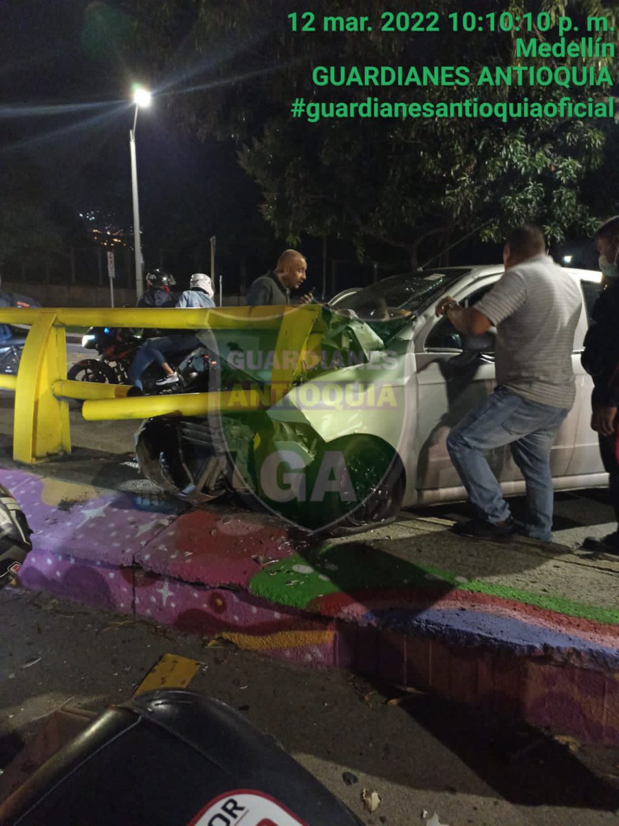 Guardianes_Ant's tweet photo. #AEstaHora | nos reportan accidente de tránsito Cl. Barranquilla antes del puente de Coca Cola, sentido Oriente > Occidente / #BomberosMedellin #APH123 @sttmed / #GuardianesAntioquia https://t.co/TxXEYxQTXm