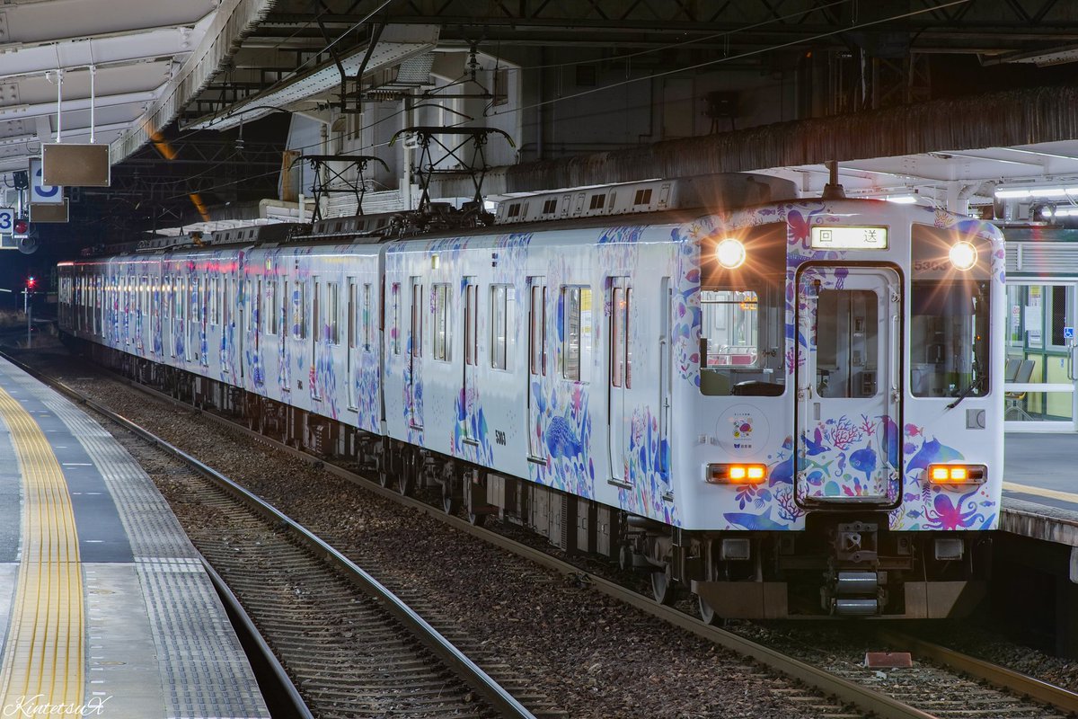 KintetsuX's tweet photo. 2022/3/12

DH03(海遊館トレインRP) 西大寺返却回送

宮津車庫での撮影会に使用されていた5800系DH03が、所属先の西大寺検車区へ返却されました。 https://t.co/5HAFsLIvkg