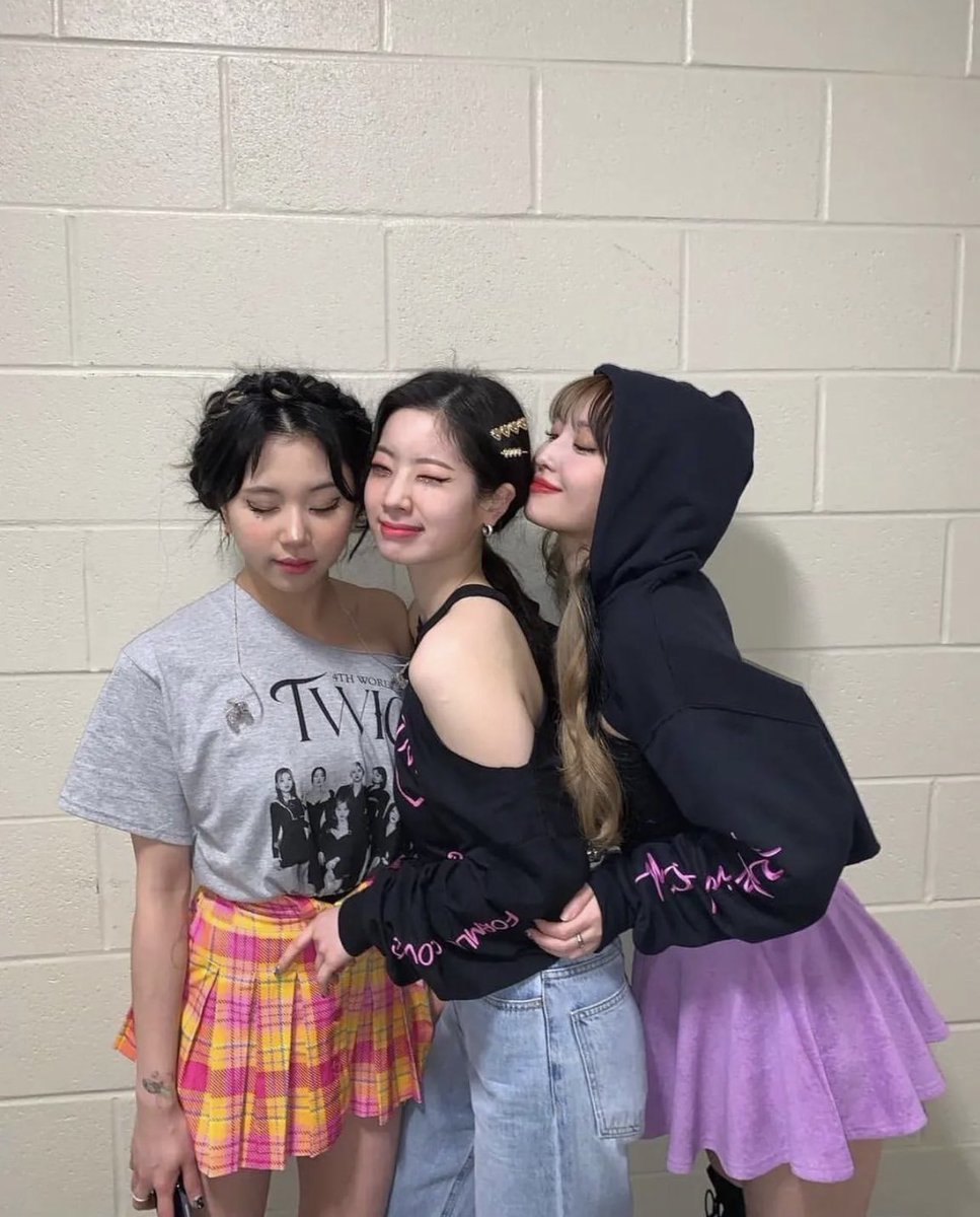 Kpopqueen10111's tweet photo. ๐This shows how much they love eachother๐Chaedahmo๐give kisses to chaeyoung๐Iโm sorry but what is up with these silly pics๐#chaeyoung #dahyun #momo #twice #once #loveeachother #kisses #sillypics #likesforlike #LIKEs https://t.co/BfyIQKnEPU