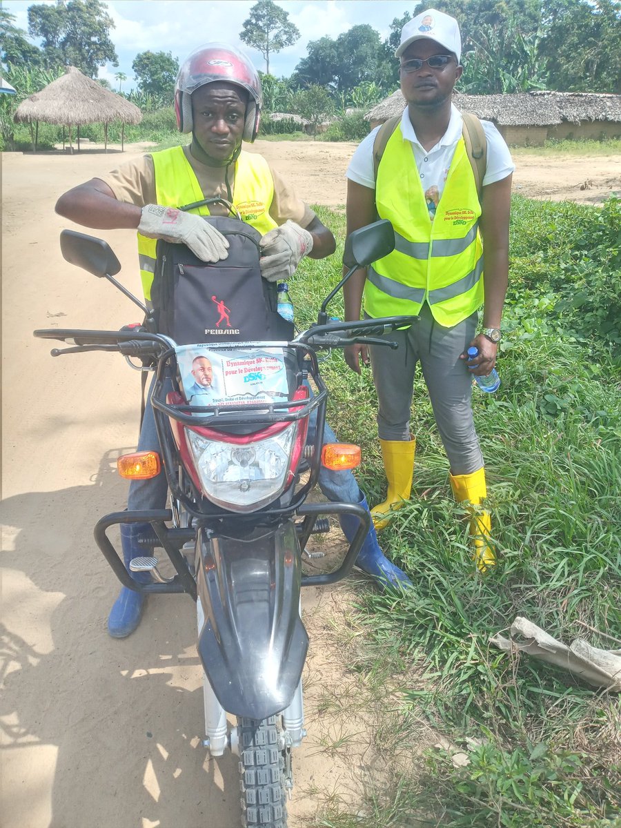 NdjekaSony's tweet photo. C'est dans le cadre de la supervision et suivi des travaux de Réhabilitation de la Route Provinciale Kindu-Kibombo, sur financement propre du Président Initiateur Salomon Kalonda Idi Della, que les deux membres de la DSKD étaient sur terrain pour voir l'évolution de ces derniers. https://t.co/DQq87Eg3DL