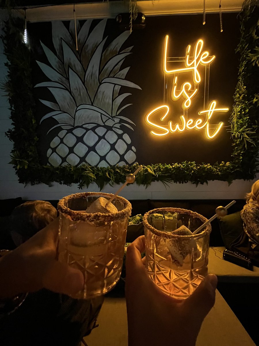 winewanderlove's tweet photo. OLD FASHIONED CAMPFIRE 🔥
Toasted marshmallow ✨
Chocolate bitters ✨
Chocolate graham cracker rim ✨

Are you an old fashioned fan? I have to say this was one of the best I’ve ever had! Tasted like a s’more 🤩🍫 #verobeach #solmar #drinkup https://t.co/QtnIivjPeZ