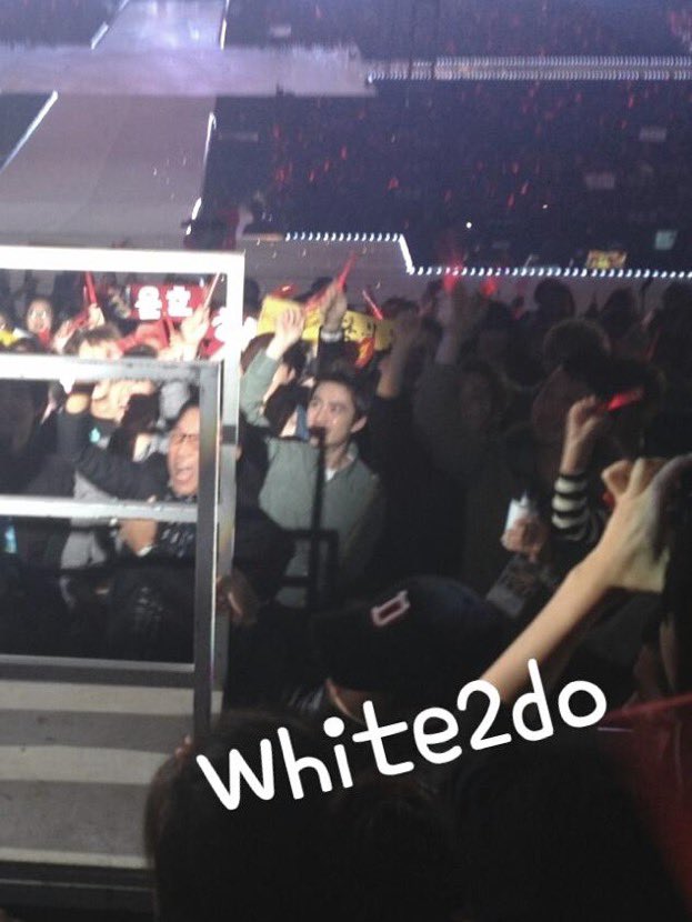 dyonigiri's tweet photo. That time when kyungsoo attend TVXQ's concert with Lee Sooman https://t.co/HyM3UfiLQQ