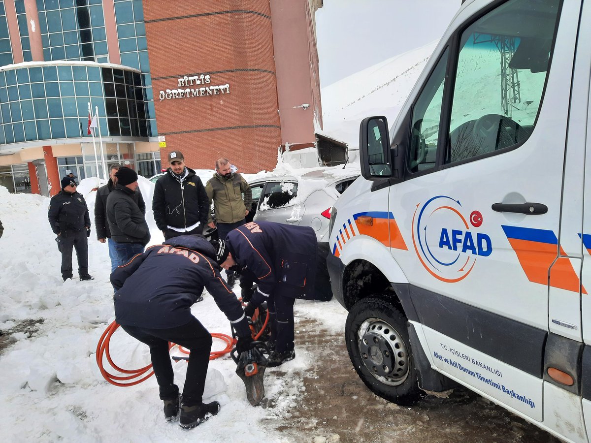 AfadBitlis's tweet photo. 11.03.2022 tarihinde Bitlis Öğretmenevine düşen çığın altında kalan araçlar çıkartıldı.
#bitlisAFAD https://t.co/0j8Tb6zRE3