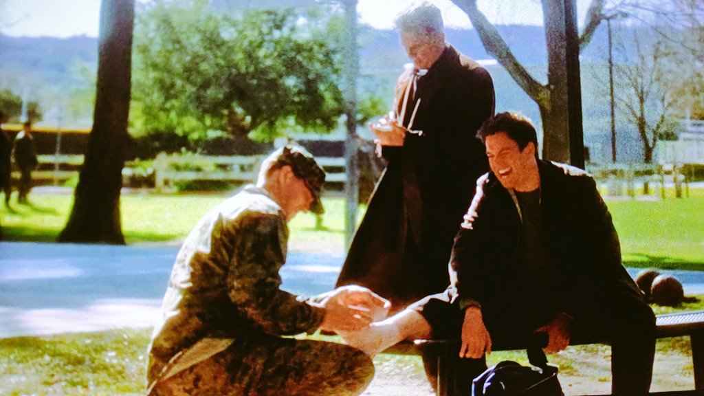 emichelle_24's tweet photo. ギブスに肩を貸してもらえるなら、骨の1本くらい折っても良いな(笑)🤣
#NCIS 3x16 #Gibbs #DiNozzo #ncisjp #FOXチャンネル https://t.co/TX8yMbrR17