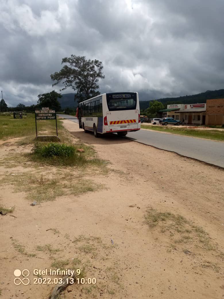 daddyhope's tweet photo. It is 24 minutes since this picture was taken in Chigodora in Mutare.
This school bus meant to carry people to a rally is still there, with only 4 people onboard!
ZANUPF should ask itself why people are resisting when it is poviding buses yet they walk to @nelsonchamisa’s rallies https://t.co/mn6YYf7zeV