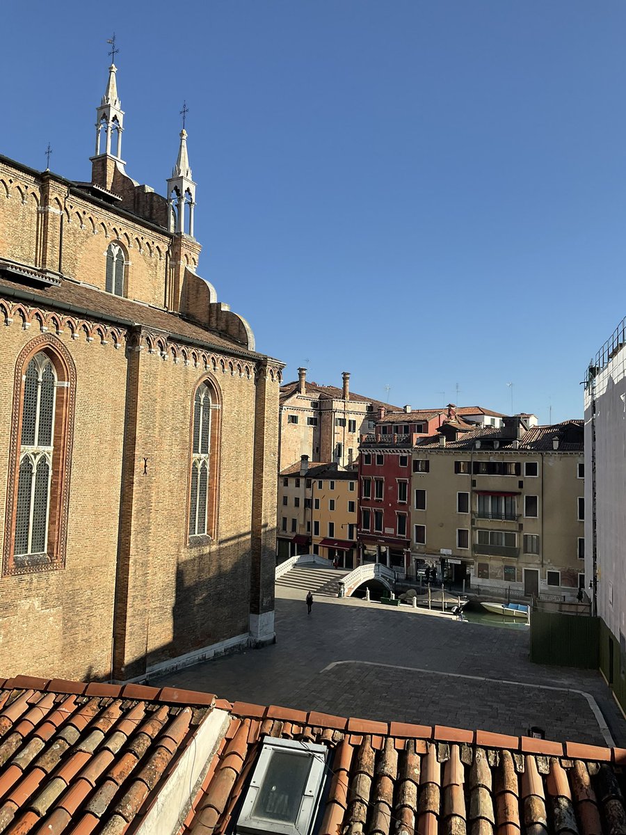 JillKerby's tweet photo. My Venetian friends tell me it’s been a particularly chilly March this year, but today is the 11th out of 12 days of brilliant sunshine. (It was a bit overcast on Fridaywhen @curtainqueen returned to Dublin after her visit) 😎☘️🇺🇦🌻 #MyRoomWithAView #QuietSundayMorning #TheFrari https://t.co/JWf51zhEOj