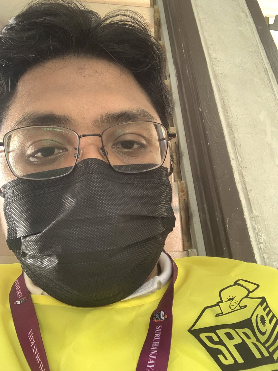 ammfir's tweet photo. Pengalaman pertama menjadi petugas pilihan raya sebagai kerani pengundian. #DunKempas #PRNJohor2022 https://t.co/ftimVSqeYY