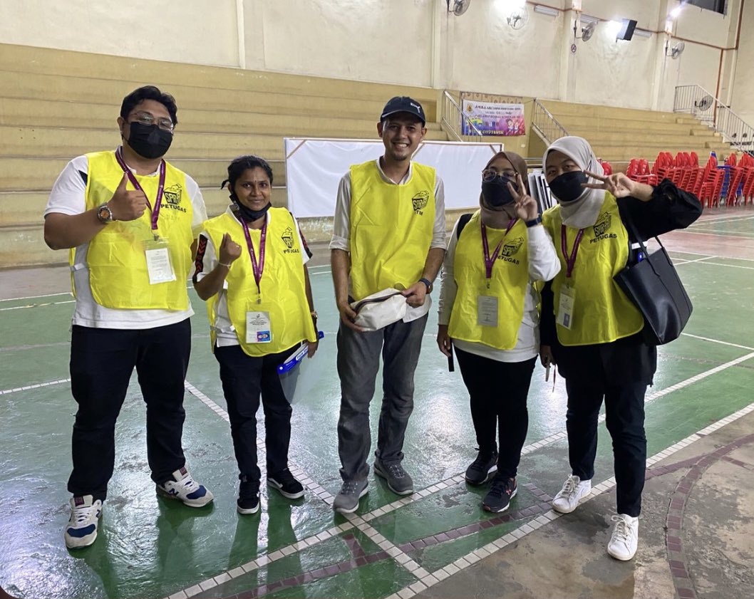 ammfir's tweet photo. Pengalaman pertama menjadi petugas pilihan raya sebagai kerani pengundian. #DunKempas #PRNJohor2022 https://t.co/ftimVSqeYY