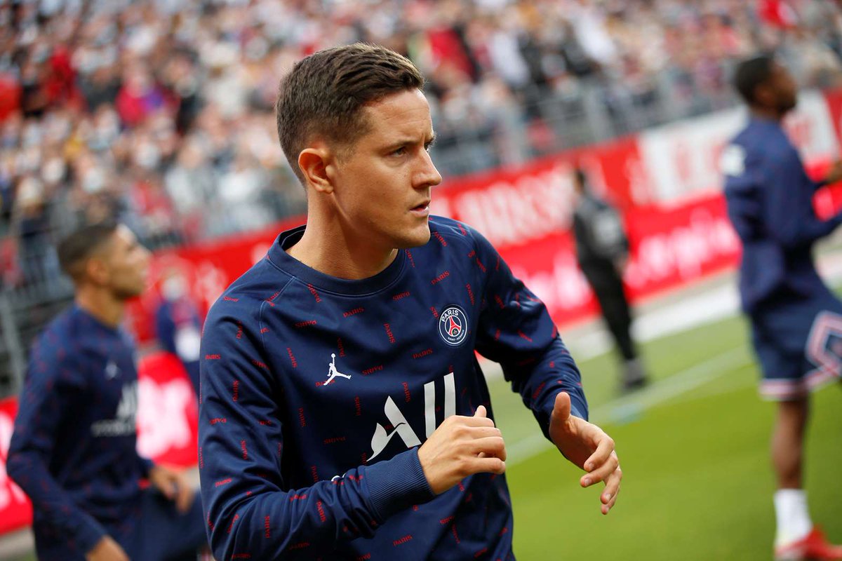 ander herrera ilk 11'de başlayıp ofansta daha çok sorumluluk almalı. böylece messi 6 numara oynamak zorunda kalmaz.